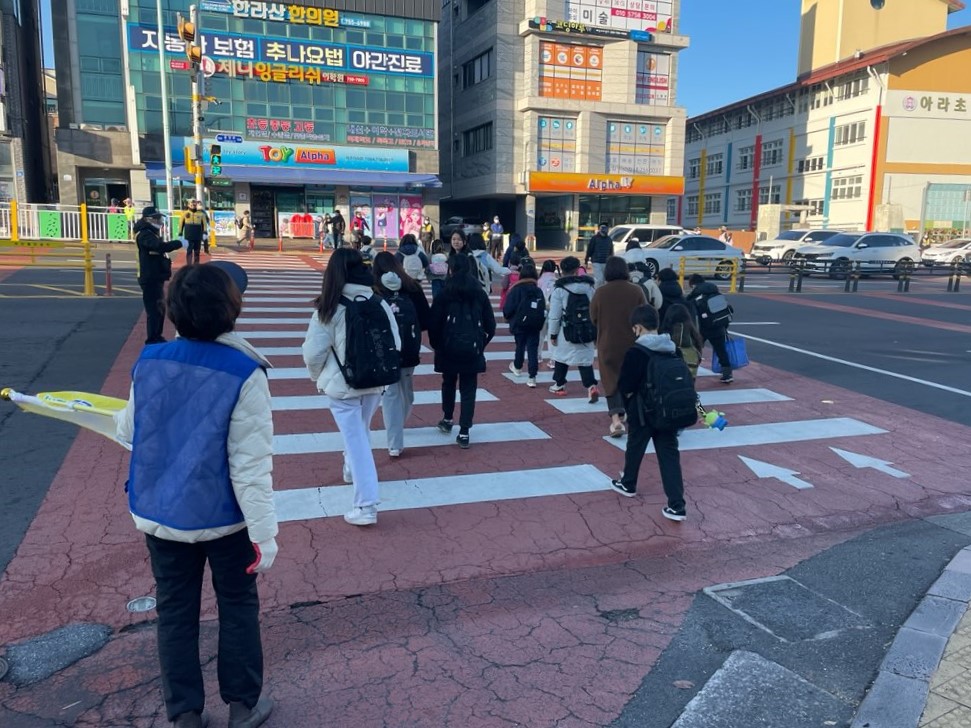 바르게살기운동아라동위원회, 어린이 등굣길 교통안전 캠페인 활동 실시 첨부이미지