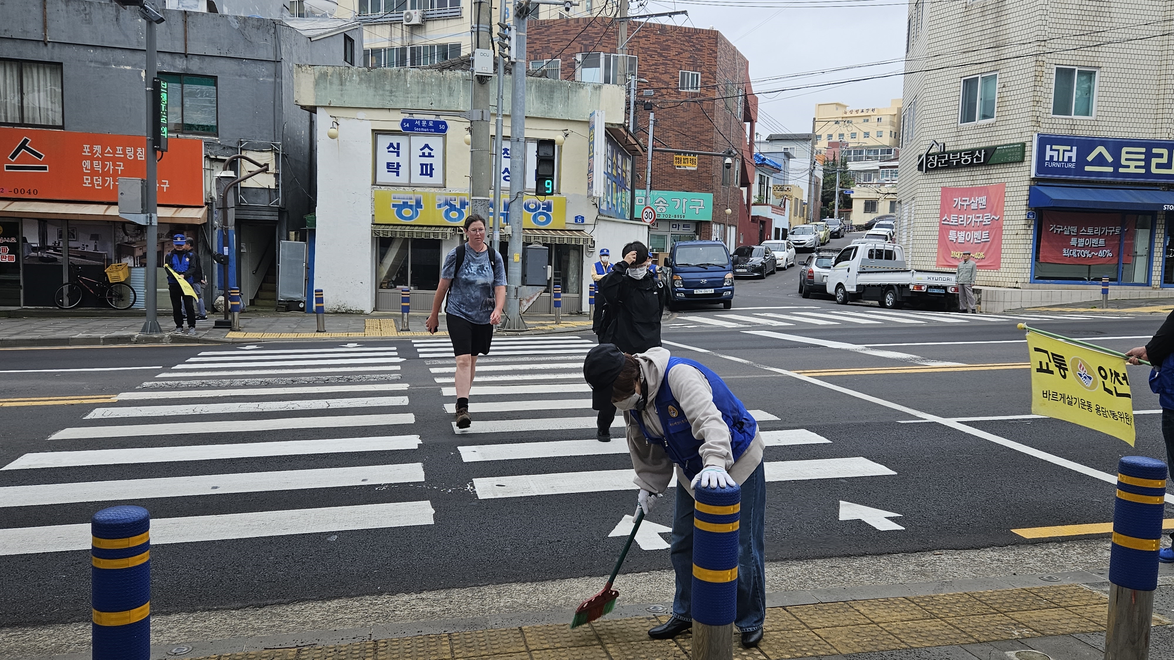 바르게살기운동용담1동위원회, 거리질서 캠페인·교통질서 계도 전개 첨부이미지