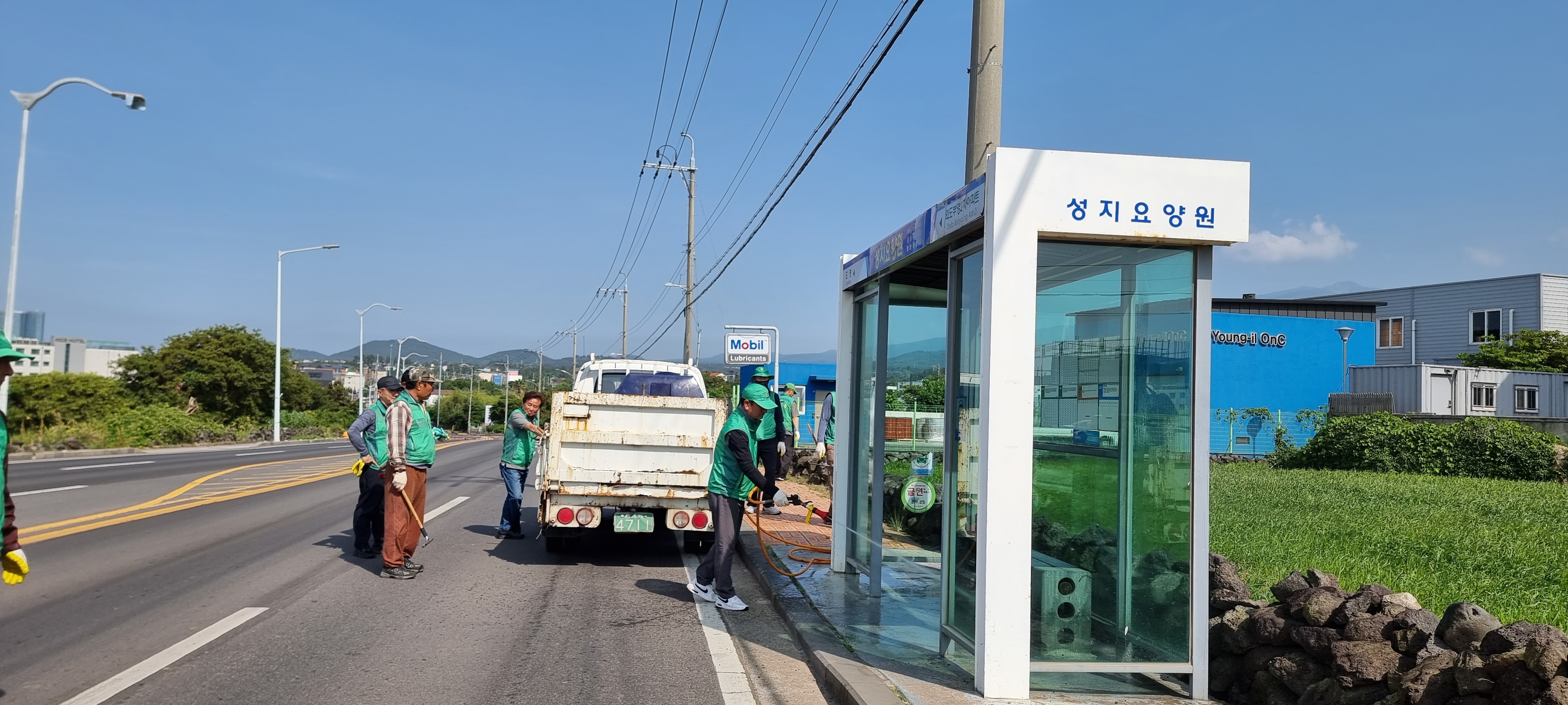 새마을지도자 외도동협의회, 버스승차대 환경정비 활동 실시 첨부이미지