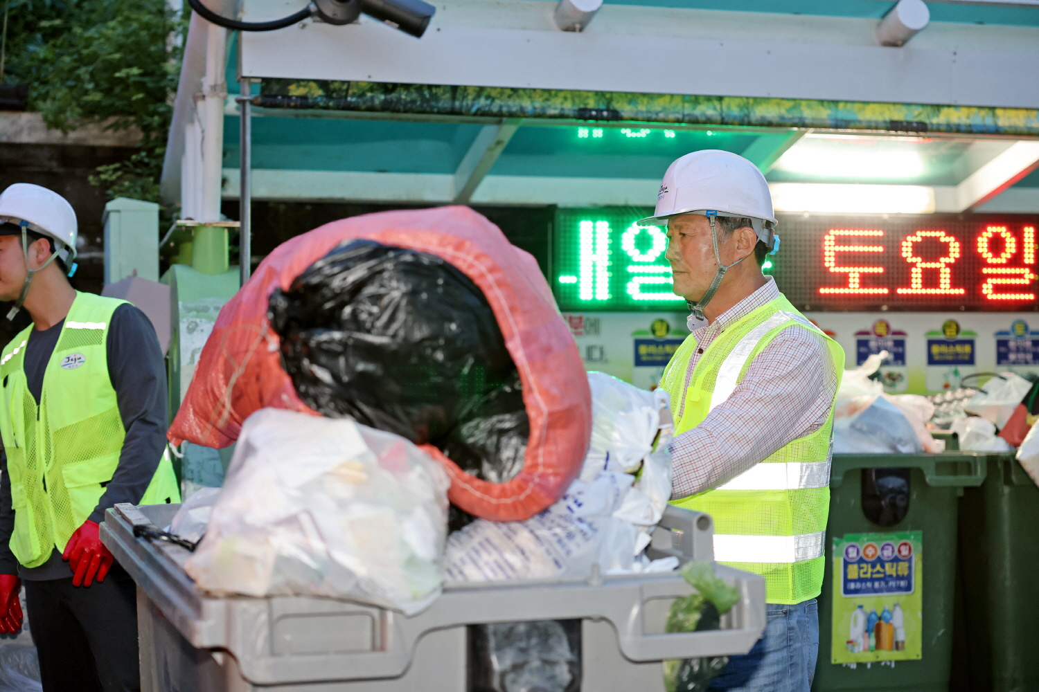 환경미화 및 쓰레기 수거활동 첨부이미지