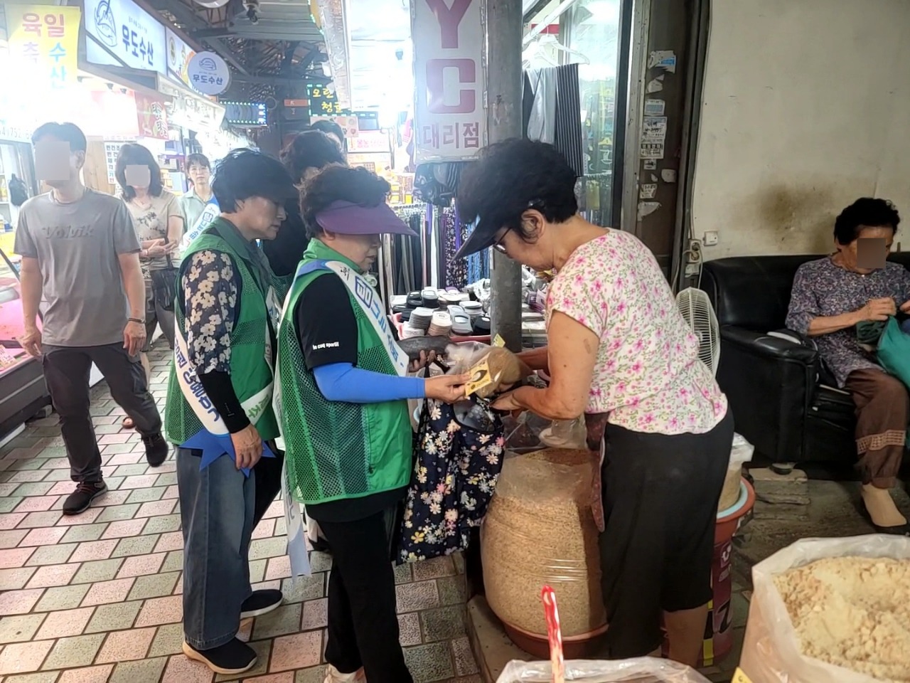 이도1동새마을부녀회, 민생경제 활성화를 위한 동문시장 이용 동참 첨부이미지