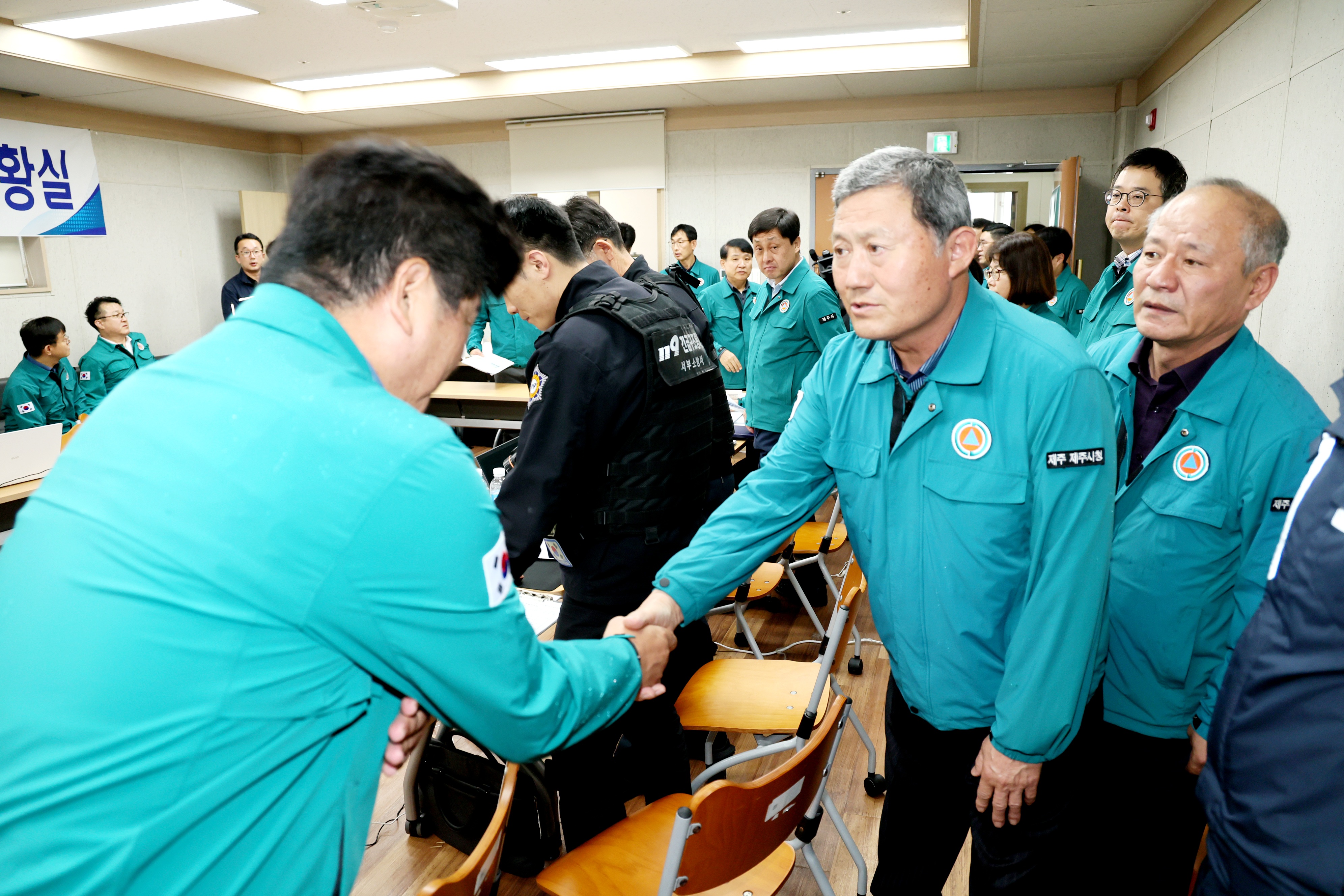 김완근 제주시장 금성호 실종 상황실 격려.JPG