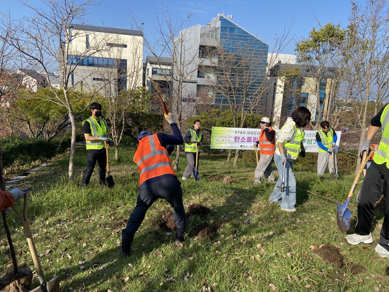 (11.17 공원녹지과)나무심기4.jpg