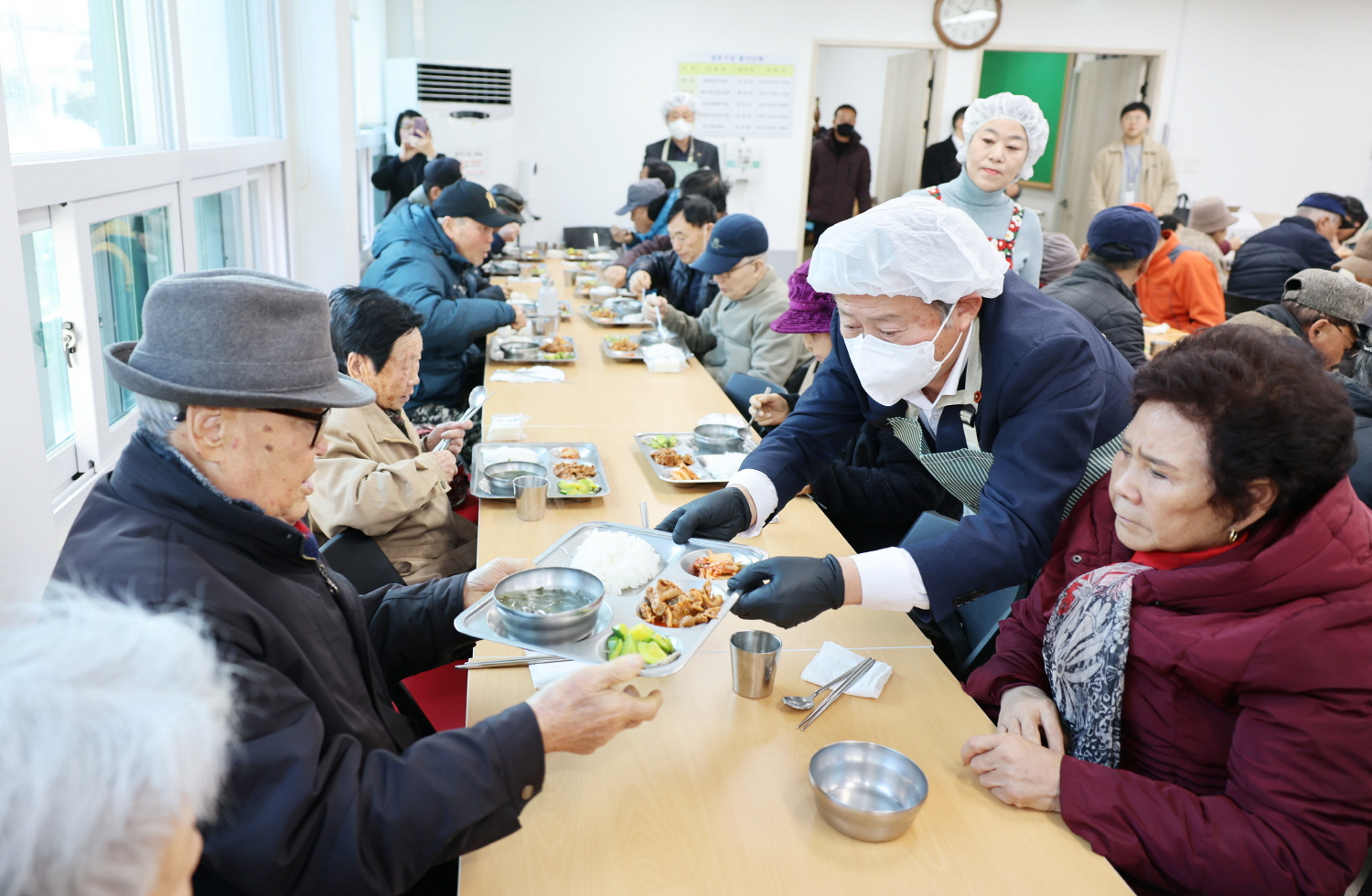 _김완근 제주시장, 경로식당 급식봉사로 나눔의 의미 전해 (5).JPG