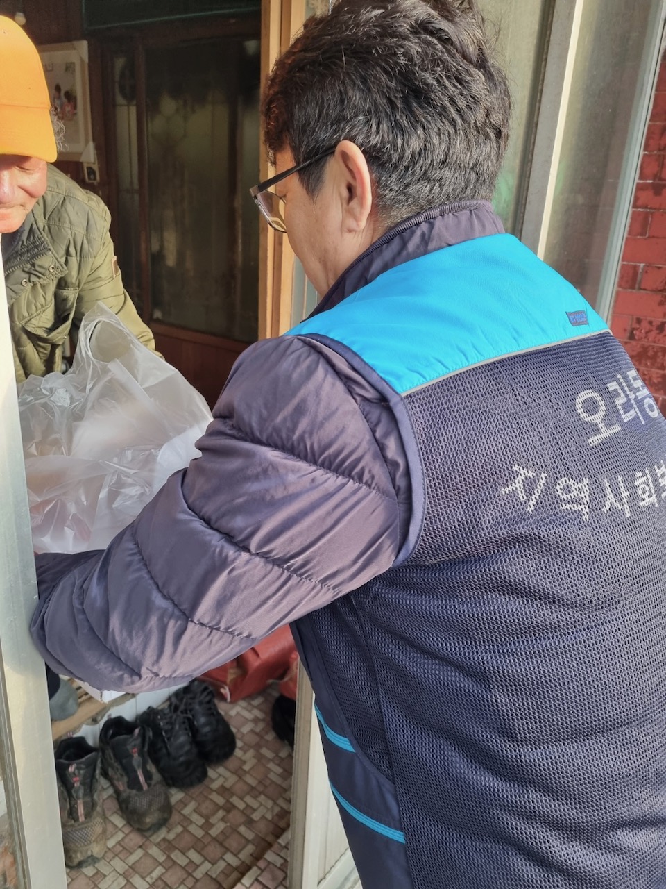 오라동지역사회보장협의체, 독거노인가구 밑반찬 및 후원물품 전달 첨부이미지