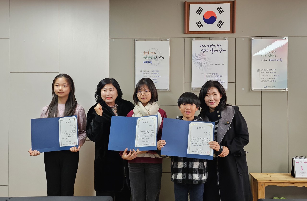 외도동새마을부녀회, 관내 초등학교 졸업생에게 장학금 전달 첨부이미지