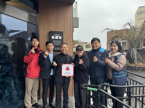 (3.6.애월읍보도사진)애월읍지역사회보장협의체, 사랑의 열매 희망나눔캠페인 착한가게 9개소 현판식 실시.jpg