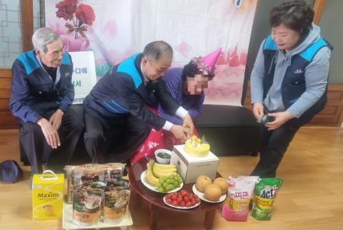 (아라동) 아라동지역사회보장협의체 찾아가는 생일상 사업.jpeg