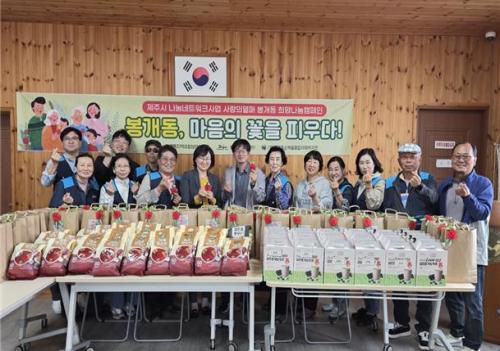 (봉개동)봉개동지역사회보장협의체， 어버이날 맞이 카네이션 나눔 활동.jpg