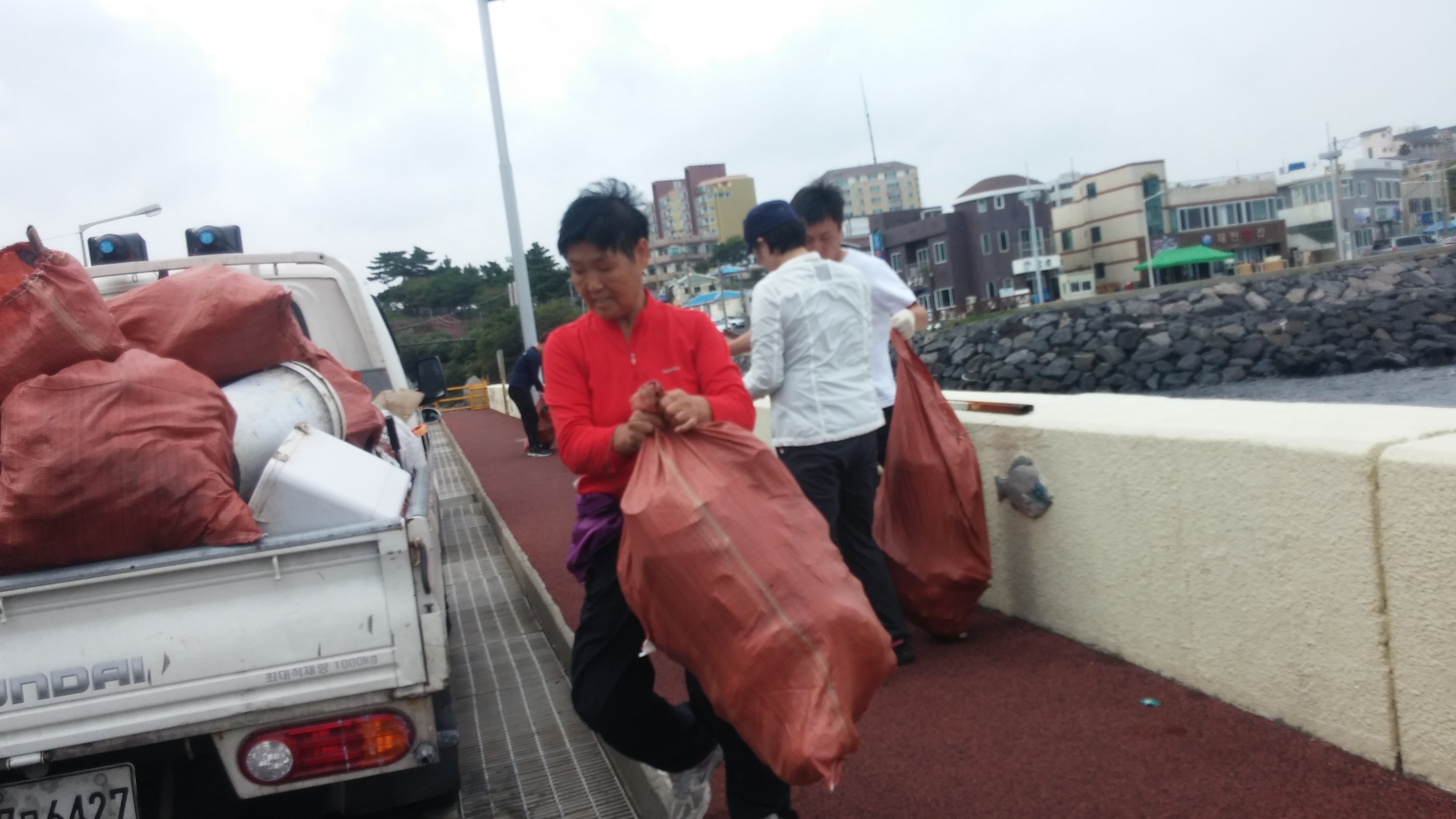 (용담1동)추석맞이 동한두기 해안 변 쓰레기 수거 실시 첨부이미지