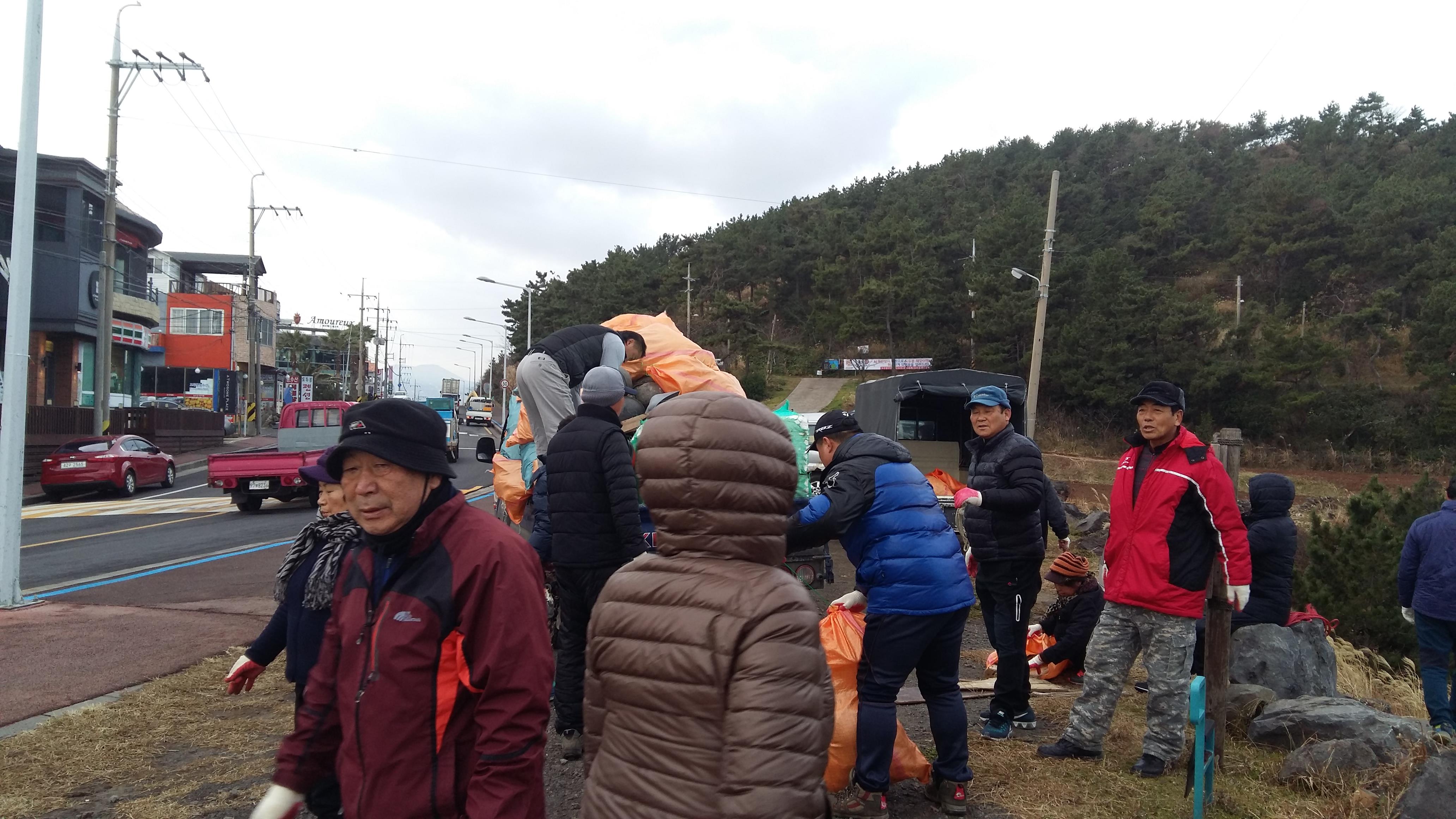 도두동 새해맞이 해안가 환경정비 활동 전개 첨부이미지